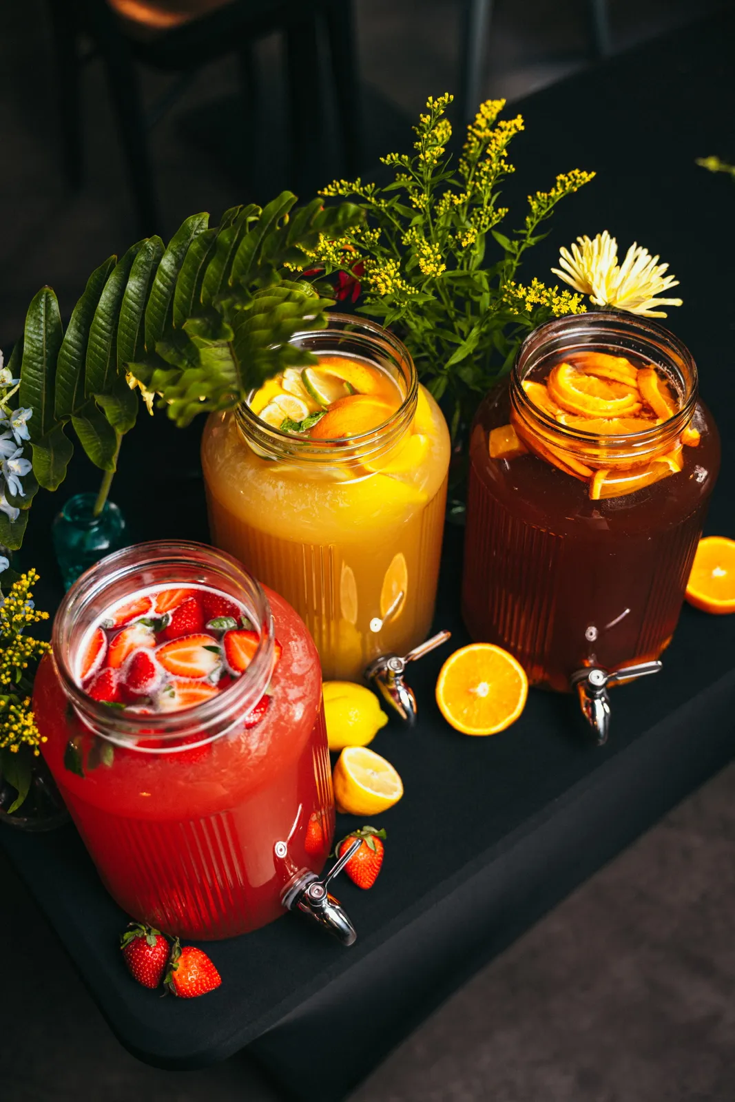 Lemoniady i napoje na stole cateringowym