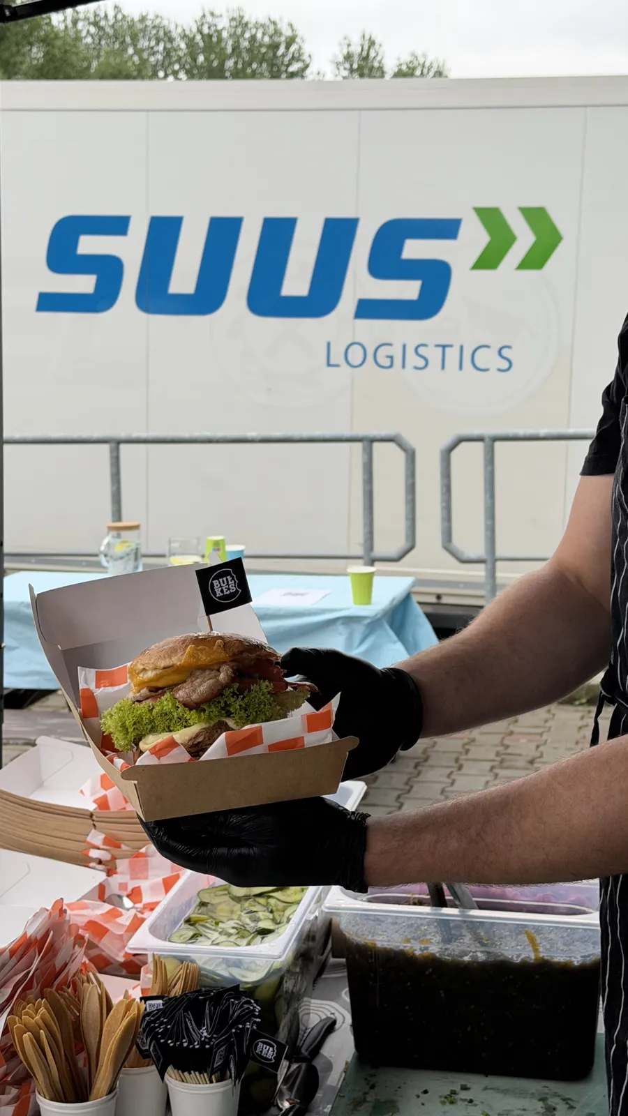Świeże buły wydawane na bieżąco — SUUS Logistics